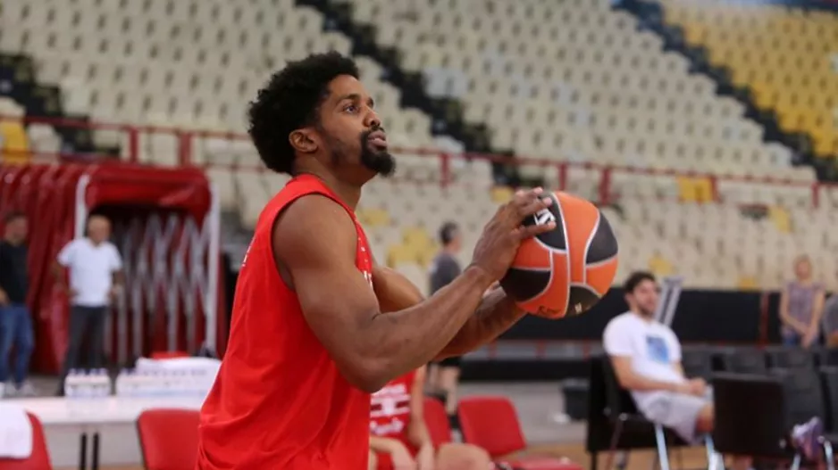 Με ΜακΚίσικ και Μιλουτίνοφ ο Ολυμπιακός με Ζαλγκίρις