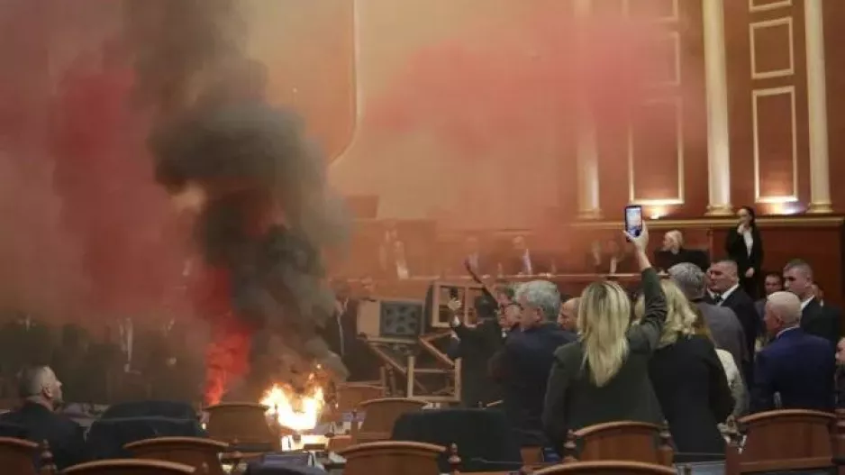 Αλβανία: Η στιγμή που η αντιπολίτευση ανάβει καπνογόνα μέσα στη Βουλή