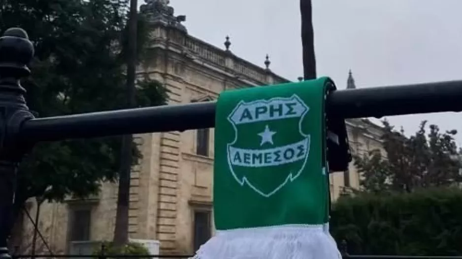 Εκεί, τα κασκόλ... 