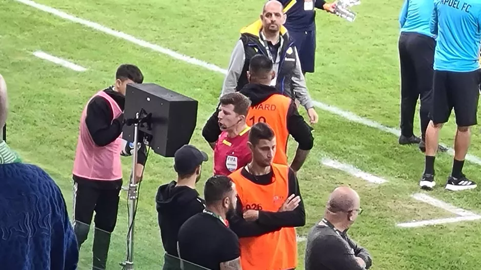 Άρης-ΑΠΟΕΛ/On-field review για κόκκινη κάρτα- Τελικά κίτρινη