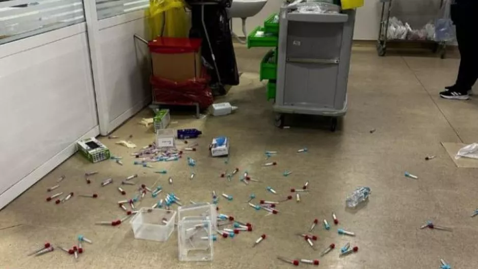 Ασθενής σε αμόκ τα έκανε... γυαλιά καρφιά στα Επείγοντα