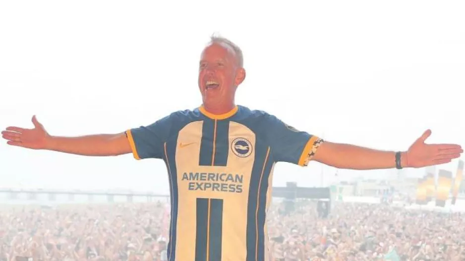 Fatboy Slim: «Ελπίζω να έρθει ισόπαλο το ΑΕΚ-Μπράιτον»