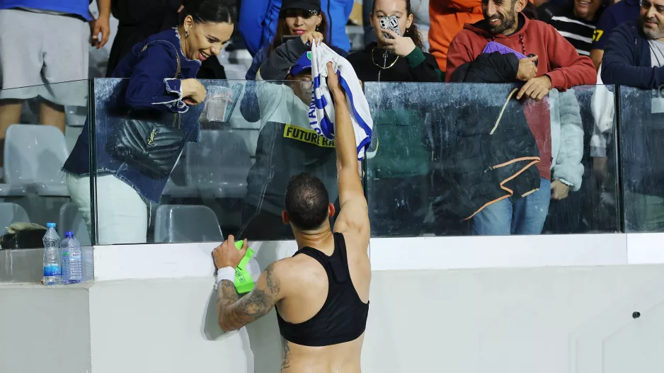 Έδωσε την φανέλα του και πόζαρε!