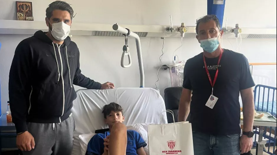 Επισκέφθηκαν τον τραυματία παίκτη της αντίπαλης ομάδας