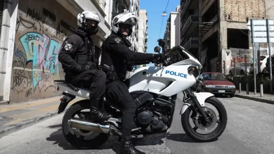 Πήγε να πιάσει τη σύντροφό του με τον εραστή της και τον ξυλοκόπησε άγνωστος επειδή έκλεισε τον δρόμο