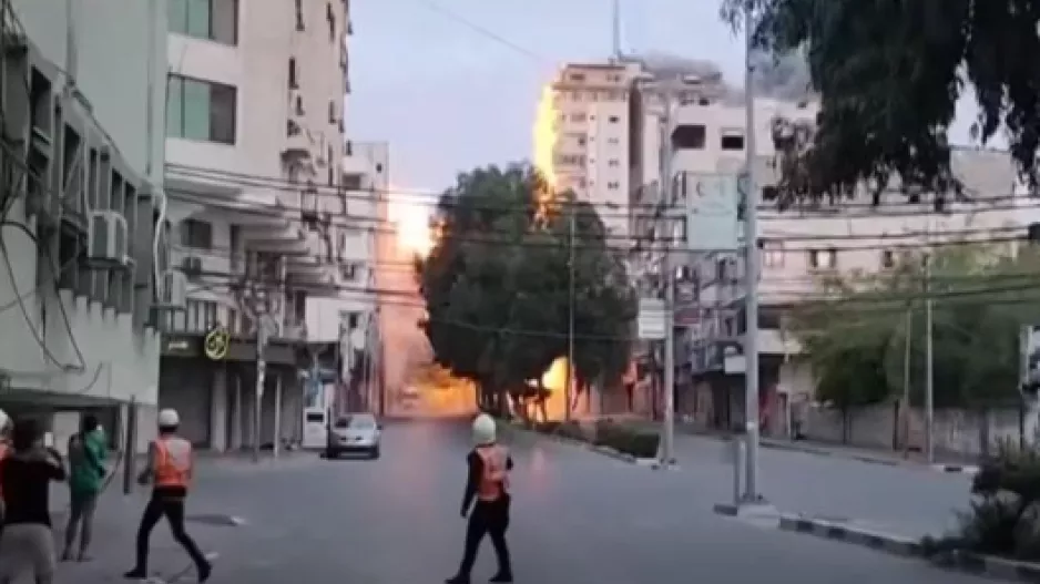 «Είμαστε κοντά σε συμφωνία εκεχειρίας με το Ισραήλ» υποστηρίζει ο ηγέτης της Χαμάς ενώ η Γάζα βομβαρδίζεται