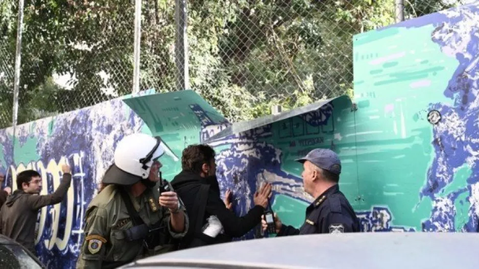 Εξάρχεια: Ένταση για το κόψιμο δέντρων για το Μετρό, κλαίνε οι κάτοικοι