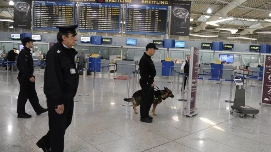 «Ελευθέριος Βενιζέλος»: Υπάλληλος εντόπισε όπλο με γεμιστήρα μέσα σε δέμα