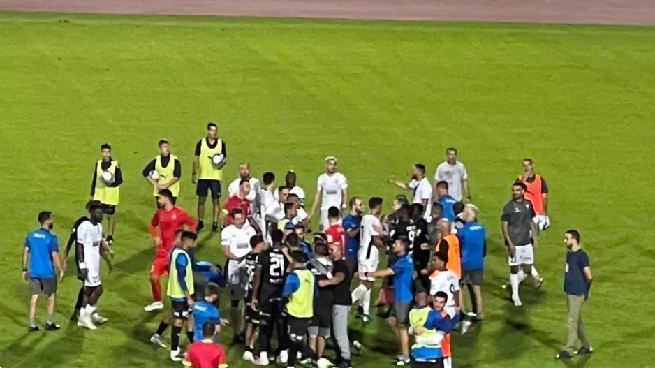 (ΦΩΤΟ) Ένταση μετά το τελικό σφύριγμα 