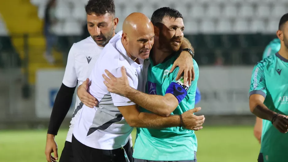 Αγκαλιά... Κυριάκος και Πανίκος!