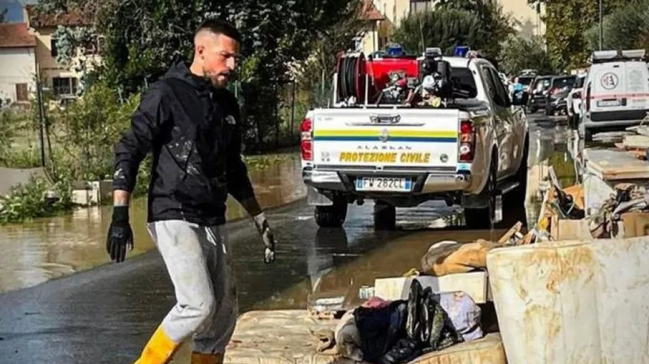 Πραγματικός αρχηγός ο Μπιράγκι: Βοήθησε τους πλημμυροπαθείς της Φλωρεντίας 
