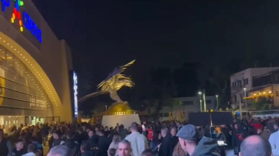 Ελλάδα - Γαλλία: Πλήθος κόσμου έξω από την OPAP Arena πριν από την αναμέτρηση