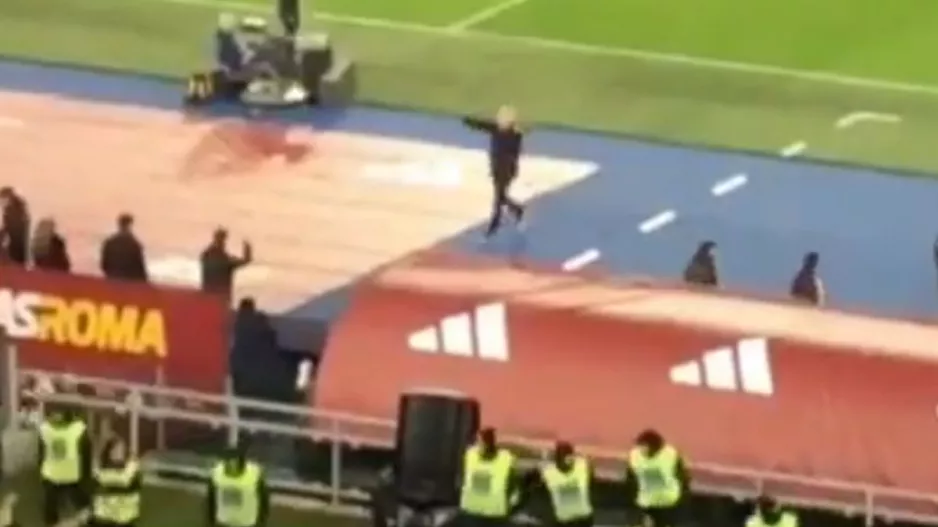 Ο Μουρίνιο έτρεξε και αγκάλιασε ball boy μετά το 3-1 της Ρόμα: "Ευτυχώς δεν ήταν γυναίκα ή αστυνομικός"