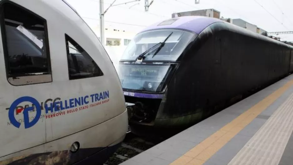 Υπό διάλυση ο Προαστιακός της Πάτρας: Τα ξύλα έχουν σαπίσει επικίνδυνα