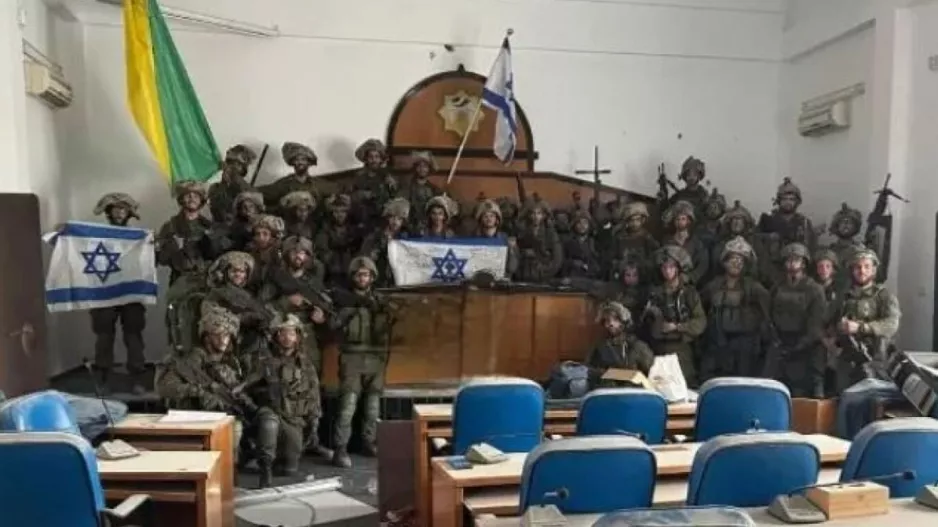 Ο IDF υψώνει την ισραηλινή σημαία στο «κοινοβούλιο» της Χαμάς στη Γάζα