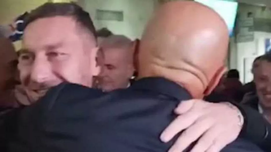 Τότι και Σπαλέτι άφησαν πίσω έξι χρόνια κόντρας με μία αγκαλιά