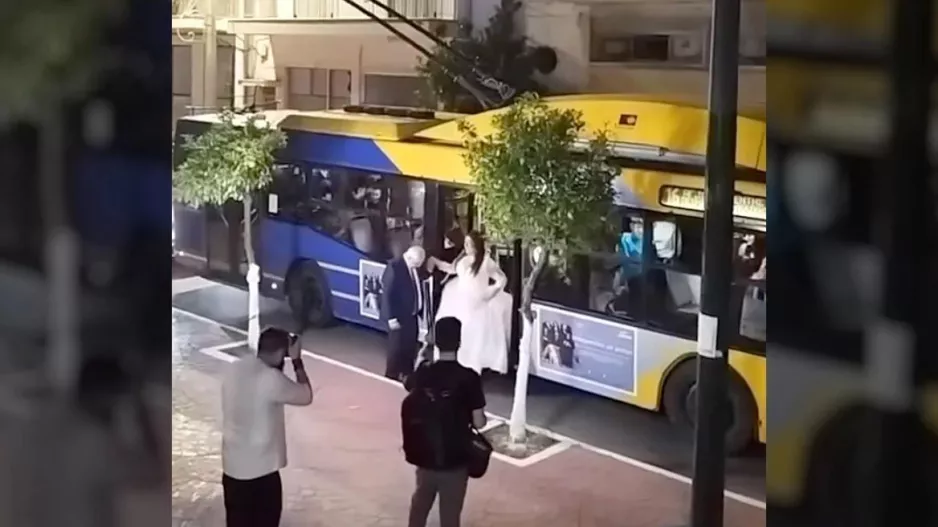 Νύφη πήγε στην εκκλησία με το... τρόλεϊ! - Δείτε βίντεο