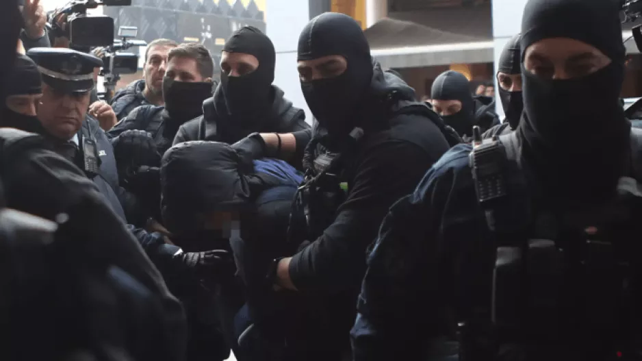 "Έπιασα τη φωτοβολίδα αλλά δεν την εκτόξευσα" λέει ο ανήλικος αδερφός του 18χρονου
