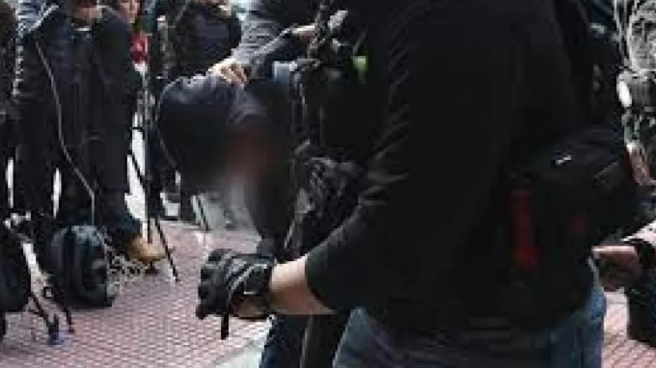 «Έριξα τη φωτοβολίδα από τα 70 μέτρα, δεν είχα πρόθεση να βλάψω» είπε ο 18χρονος στην ανακρίτρια