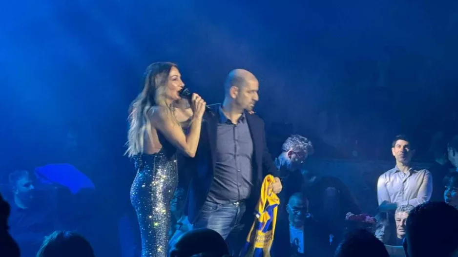 Ανέβηκε και της έδωσε... φανέλα
