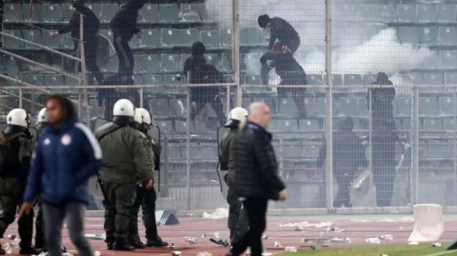 "Ομάδα ατόμων επιτέθηκε με πέτρες και φωτοβολίδες ευθείας βολής-16 προσαγωγές"