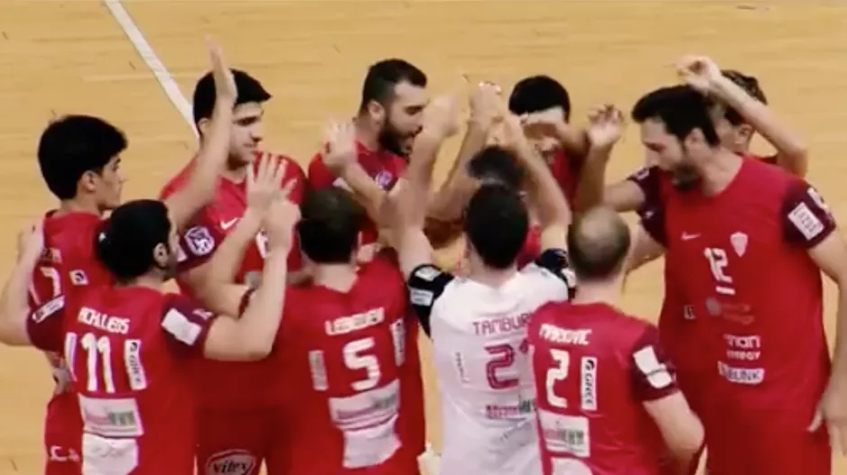 Βάφτηκε "ερυθρόλευκο" το Βαρωσιώτικο ντέρμπι