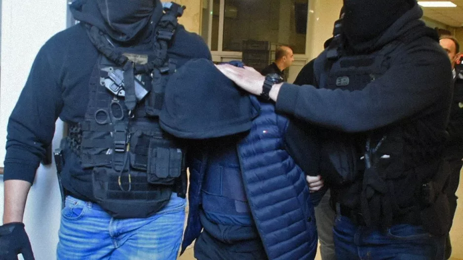 "Ήθελα να πετάξω ψηλά τη φωτοβολίδα" λέει ο 18χρονος που τραυμάτισε τον αστυνομικό