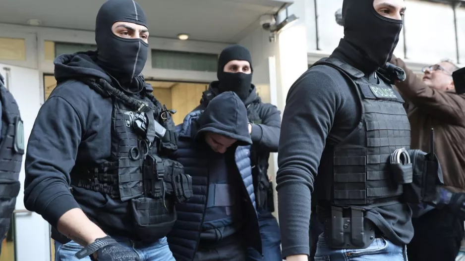 Προθεσμία έλαβε ο 18χρονος που έριξε τη φωτοβολίδα