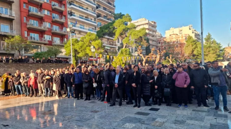 Η Θεσσαλονίκη αποχαιρετά τον Βασίλη Καρρά - Ουρές για το λαϊκό προσκύνημα