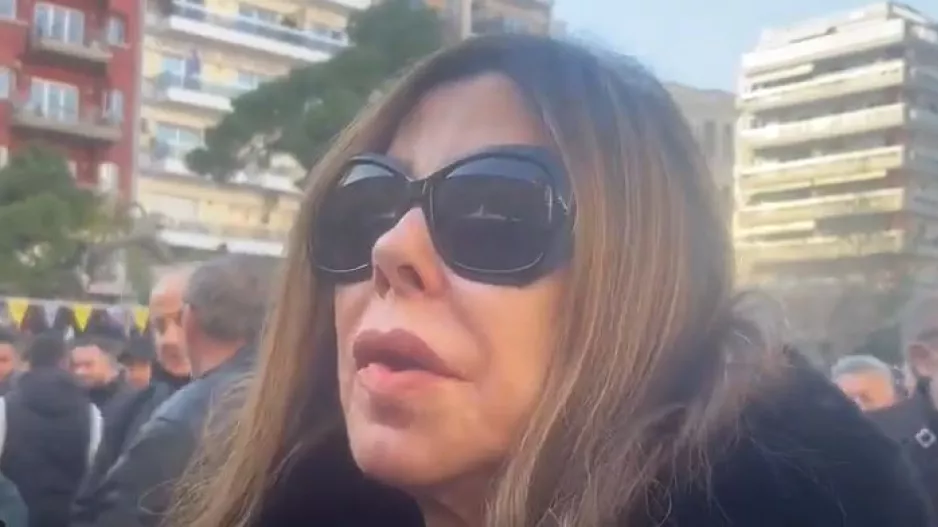 "Λύγισε" η Άντζελα Δημητρίου στο τελευταίο αντίο του Καρρά (βίντεο)