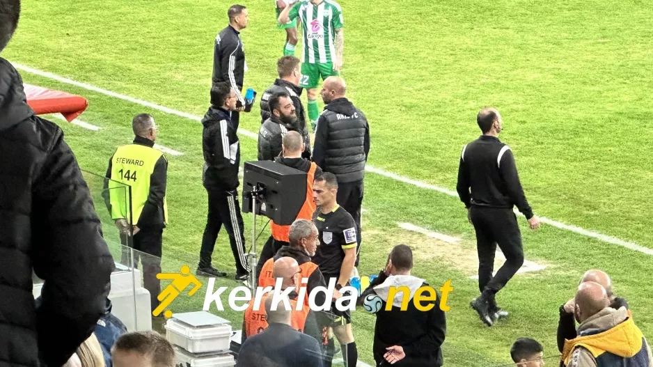 Κόκκινη μέσω on field review στον Χέντι - Με δέκα η ΑΕΛ