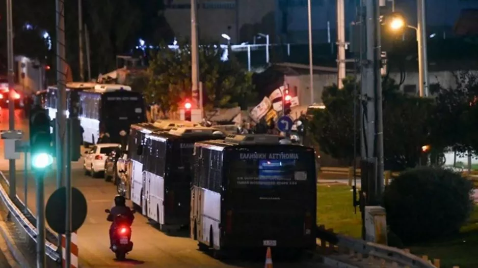 Μαρτυρία διμοιρίτη: «Έπεφταν φωτοβολίδες κι όταν ο αστυνομικός ήταν στο έδαφος-Χτυπήθηκε κι από μολότοφ»