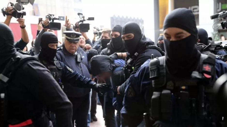 Στον ανακριτή ο 18χρονος για να απολογηθεί για τη δολοφονική επίθεση στον αστυνομικό