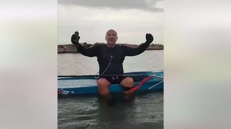 Τραγούδησε "i am singing in the rain" ο Καραπατάκης (βίντεο)