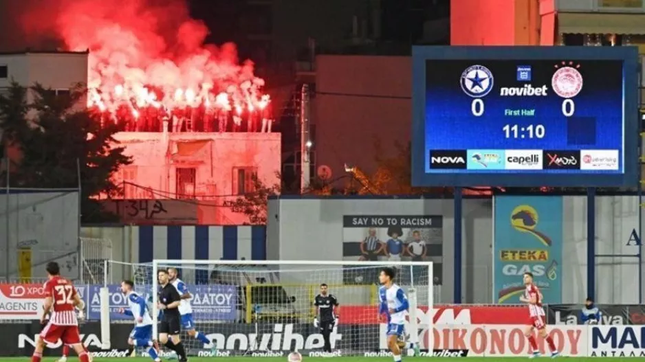 Ζέσταναν την ατμόσφαιρα στο Περιστέρι με καπνογόνα σε ταράτσες οι οπαδοί του Ατρομήτου