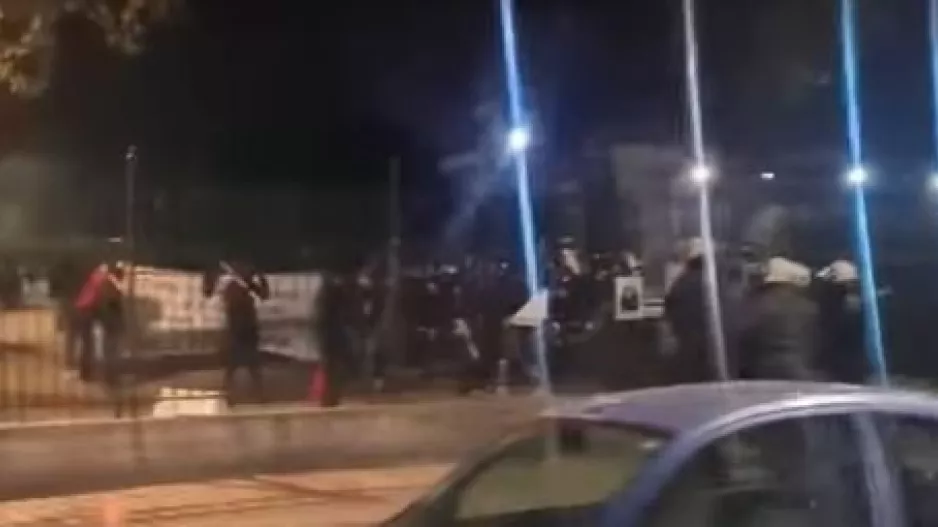 Επεισόδια στη Θεσσαλονίκη, έριξαν χημικά έξω από νοσοκομείο