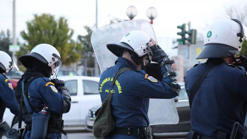 (Βίντεο) Σε σοβαρή κατάσταση αστυνομικός μετά τα επεισόδια έξω από το "Μελίνα Μερκούρη"