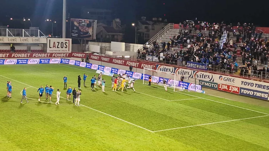 (BINTEO Kerkida) Οι Παφίτες πανηγύρισαν με τους παίκτες με τους φακούς των κινητών!