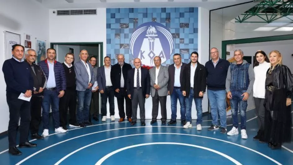 ΚΟΑ/ Παράδοση χορηγίας στα προσφυγικά Σωματεία (Φώτος)