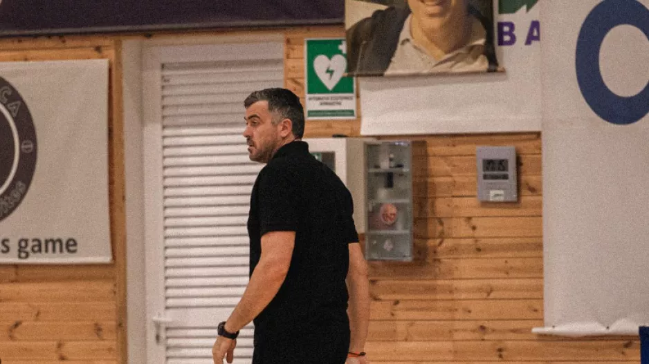 Τέλος από προπονητής/Συνεχίζει από άλλο πόστο 