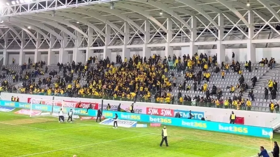 ΑΕΛίστες/ Μετά την τεσσάρα, τα... έχωσαν στους παίκτες: "Βγάλτε την φανέλα..." (Βίντεο Kerkida)