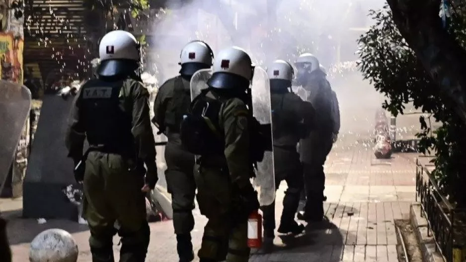 Επίθεση με μολότοφ σε διμοιρία των ΜΑΤ έξω από το Πολυτεχνείο