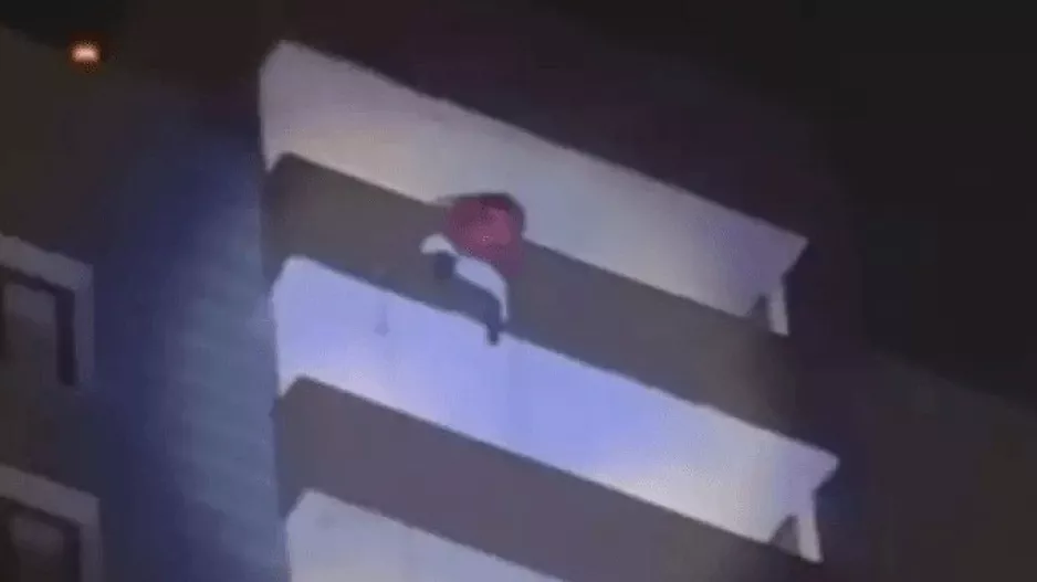 Σκοτώθηκε "Άγιος Βασίλης" που επιχείρησε να κατέβει από κτίριο 24 ορόφων!