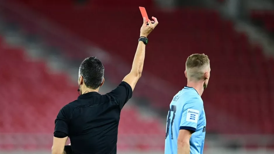 Η UEFA δεν ξαναστέλνει διαιτητές!