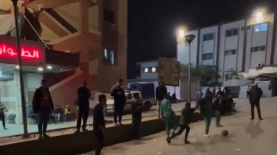 Συγκινητικό VIDEO από τη Γάζα: Γιατροί, δημοσιογράφοι και παιδιά παίζουν ποδόσφαιρο έξω από νοσοκομείο
