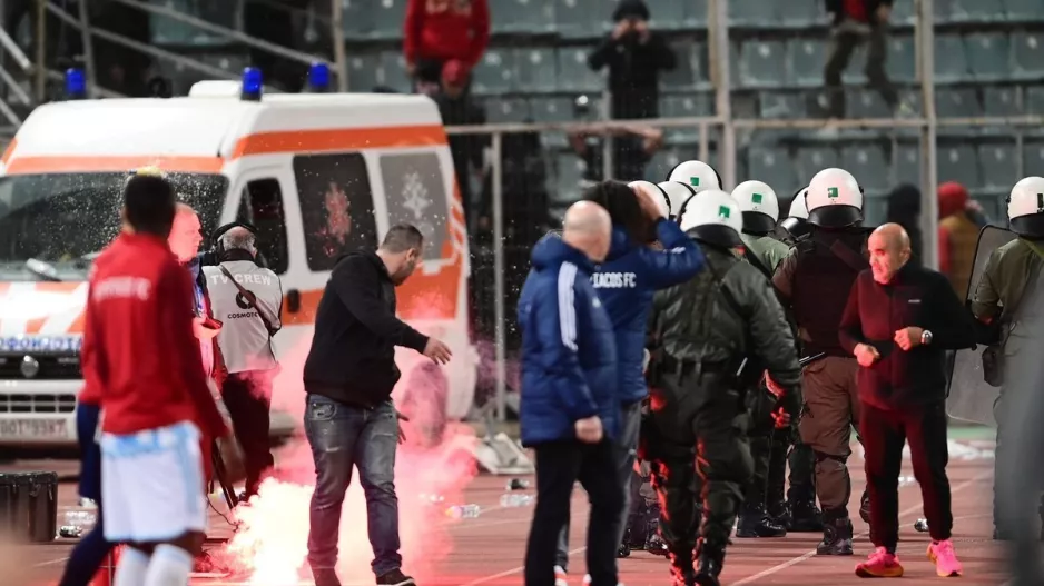 Επεισόδια και προσωρινή διακοπή στο Βόλος-Ολυμπιακός (φώτος)