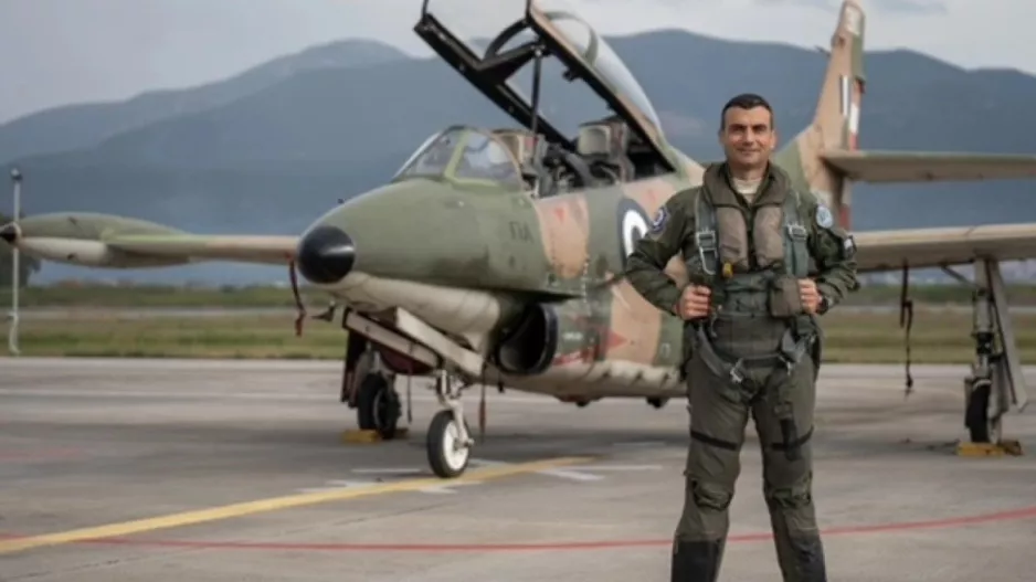 Συγκινεί ο πατέρας του επισμηναγού που σκοτώθηκε στην Καλαμάτα: «Έφυγε έτσι όπως ήθελε, να πετάει»