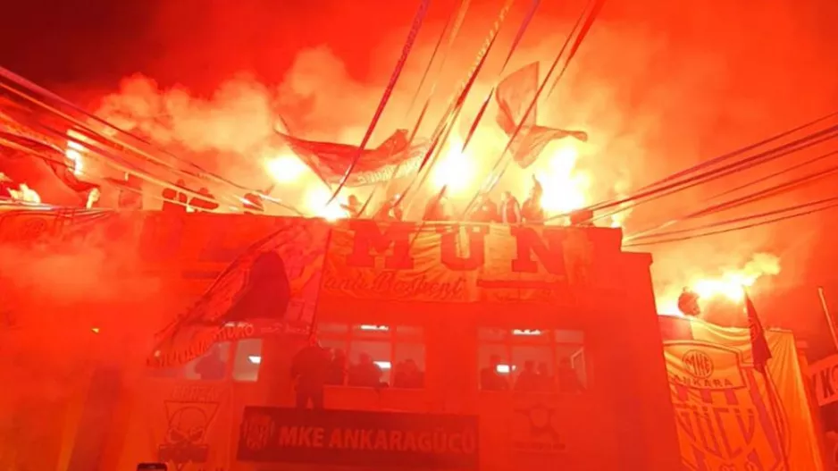 Οπαδοί αποθέωσαν και υποδέχθηκαν με καπνογόνα τον πρόεδρο που γρονθοκόπησε διαιτητή!