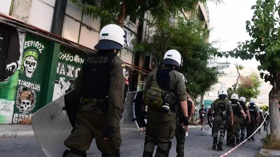 Αρνήθηκαν τα ΜΑΤ να πάνε έξω από τη Λεωφόρο σε ένδειξη διαμαρτυρίας για τον τραυματισμό συναδέλφου τους!