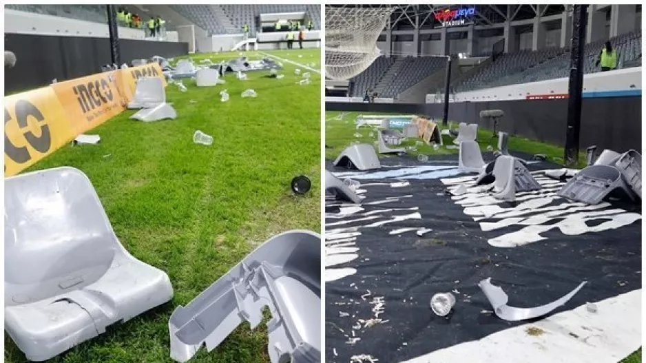 Σπασμένες καρέκλες και αντικείμενα στον αγωνιστικό χώρο (Φώτος)
